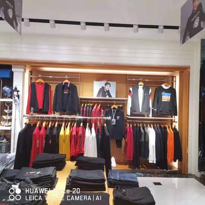 蓝狐光电集团为高端高尔夫男装品牌比音勒芬打造沉浸式商品光叙事空间，通过光谱控制与场景化照明重构“.