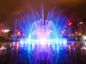 水景灯光秀
水景灯光秀在公园，游乐园，城市广场，以及旅游景区比较容易见到。在水景灯光秀的演绎当中，美轮美奂的喷泉加上适当的音乐的节奏，使得喷泉像具有了灵魂一样，而音乐喷泉灯光秀，更加丰富了喷泉的表现方式，成为了城市夜游的一大亮点，无论从视觉上和听觉上都能给观看者以美的享受...
