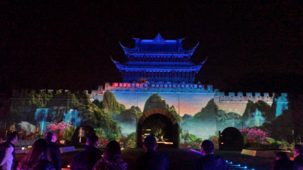 蓝狐光电集团在蓬安司马相如《凤求凰》5D实景光影工程项目中，扮演了核心技术提供者与关键创意视觉解决方案执行者的角色..........